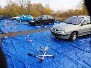 Teambuilding Autos zertrümmern Teamevent